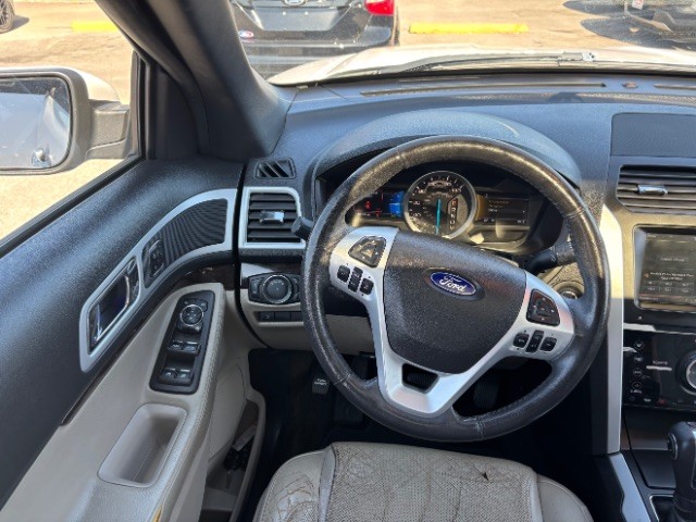 Ford Explorer Vehicle Full-screen Gallery Image 08