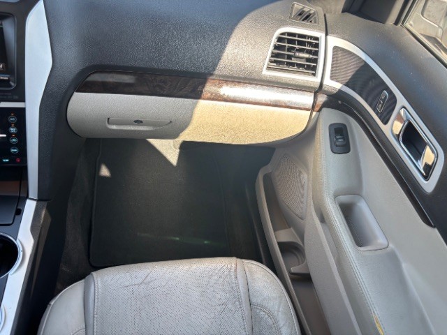 Ford Explorer Vehicle Full-screen Gallery Image 09