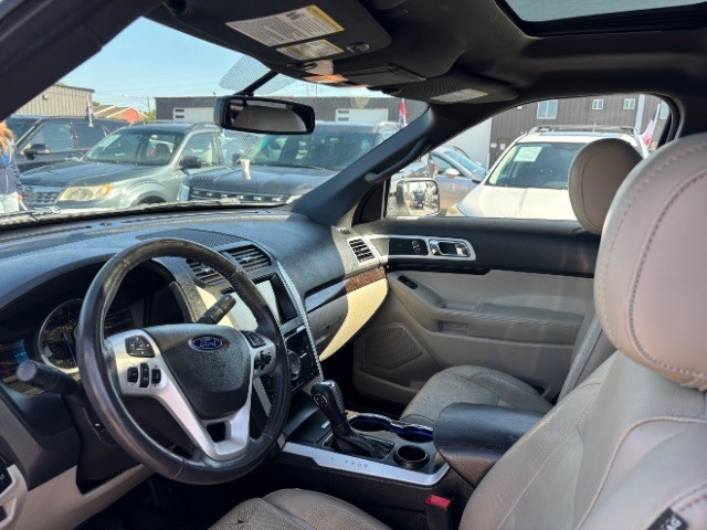 Ford Explorer Vehicle Full-screen Gallery Image 11
