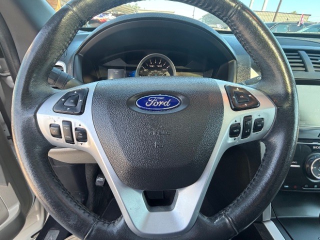 Ford Explorer Vehicle Full-screen Gallery Image 12