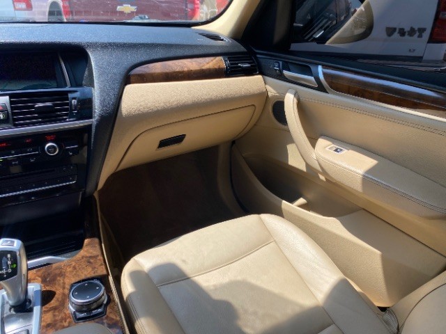 BMW X3 Vehicle Full-screen Gallery Image 11