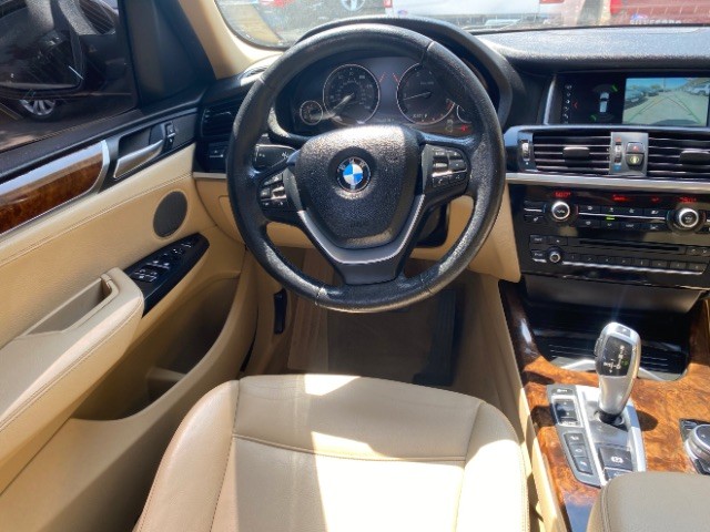 BMW X3 Vehicle Full-screen Gallery Image 12