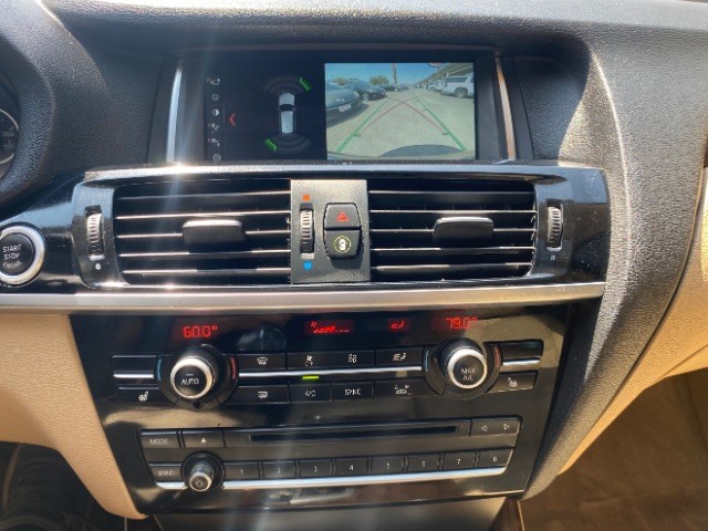 BMW X3 Vehicle Full-screen Gallery Image 13