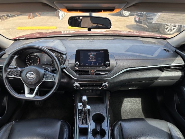 Nissan Altima Vehicle Full-screen Gallery Image 07