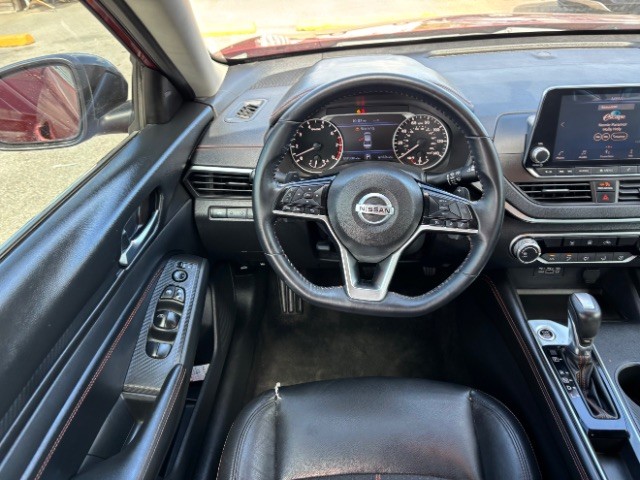 Nissan Altima Vehicle Full-screen Gallery Image 08