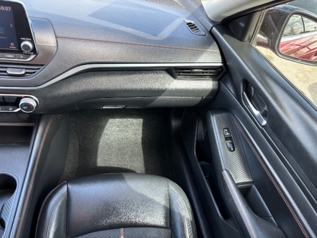 Nissan Altima Vehicle Full-screen Gallery Image 09