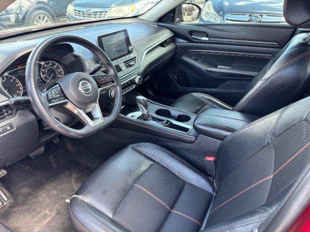 Nissan Altima Vehicle Full-screen Gallery Image 10