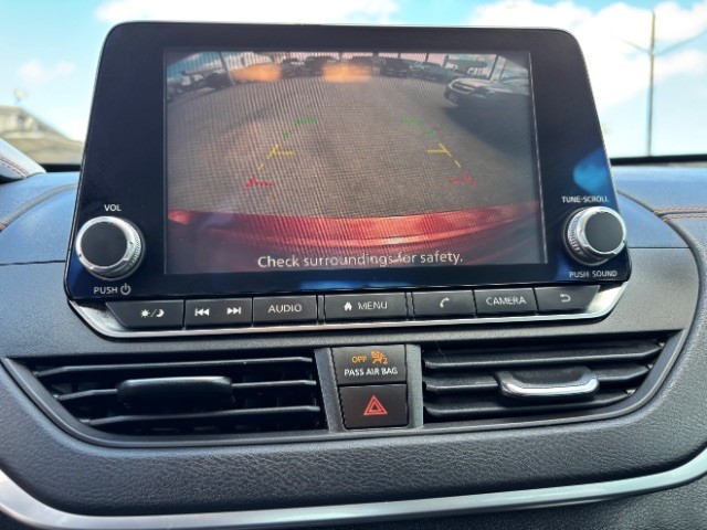 Nissan Altima Vehicle Full-screen Gallery Image 11