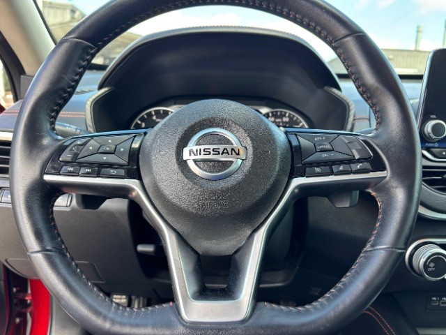Nissan Altima Vehicle Full-screen Gallery Image 12