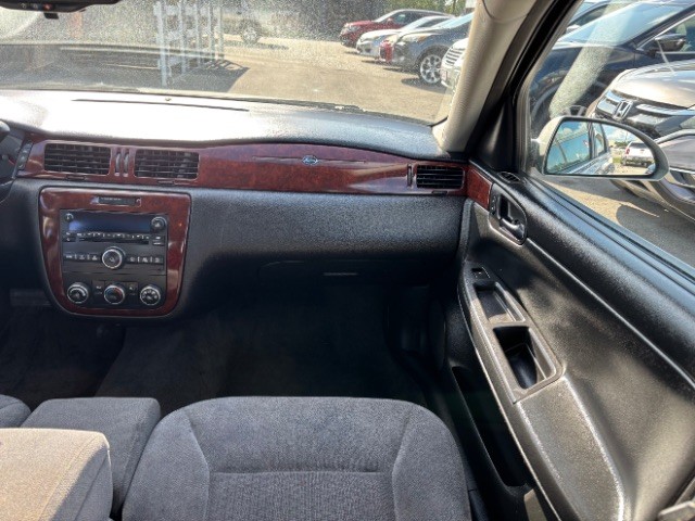 Chevrolet Impala Vehicle Full-screen Gallery Image 09