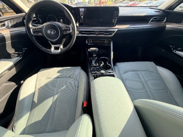 Kia K5 Vehicle Full-screen Gallery Image 06