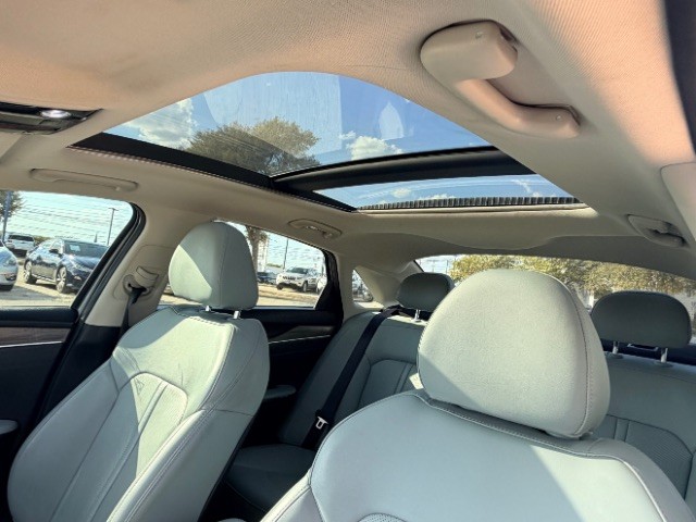 Kia K5 Vehicle Full-screen Gallery Image 12