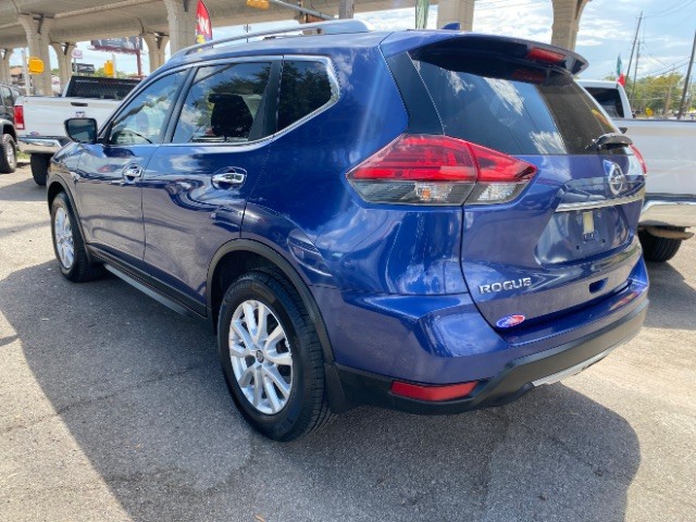 Nissan Rogue Vehicle Full-screen Gallery Image 05