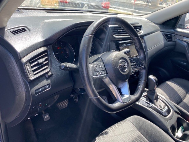 Nissan Rogue Vehicle Full-screen Gallery Image 09