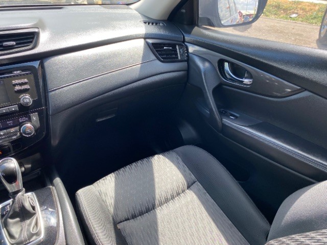 Nissan Rogue Vehicle Full-screen Gallery Image 10