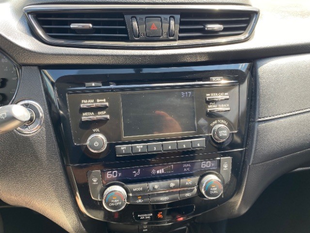 Nissan Rogue Vehicle Full-screen Gallery Image 12