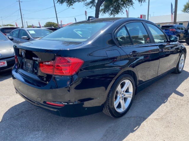 BMW 3 Series Vehicle Full-screen Gallery Image 04