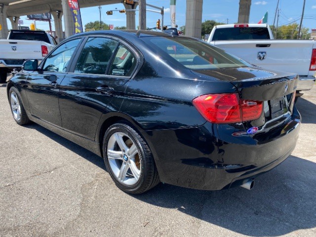 BMW 3 Series Vehicle Full-screen Gallery Image 05