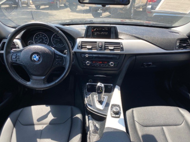 BMW 3 Series Vehicle Full-screen Gallery Image 06