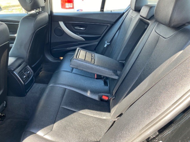 BMW 3 Series Vehicle Full-screen Gallery Image 07