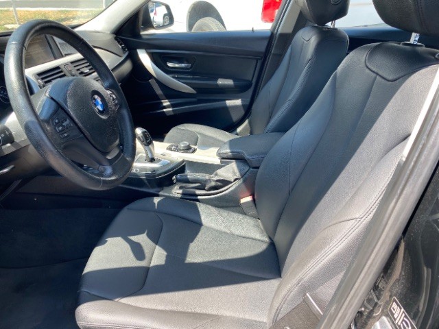 BMW 3 Series Vehicle Full-screen Gallery Image 08