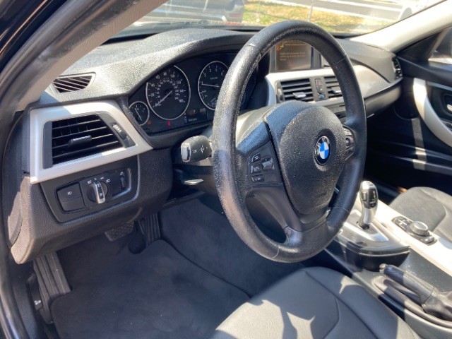 BMW 3 Series Vehicle Full-screen Gallery Image 09
