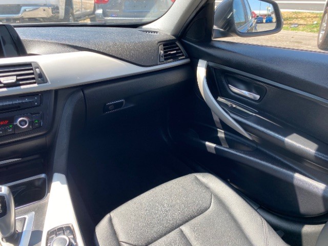 BMW 3 Series Vehicle Full-screen Gallery Image 10