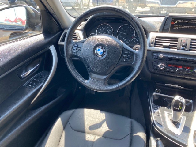 BMW 3 Series Vehicle Full-screen Gallery Image 11