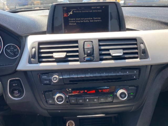 BMW 3 Series Vehicle Full-screen Gallery Image 12