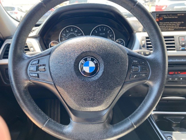 BMW 3 Series Vehicle Full-screen Gallery Image 13