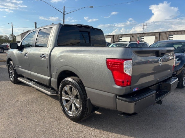 Nissan Titan Vehicle Full-screen Gallery Image 04