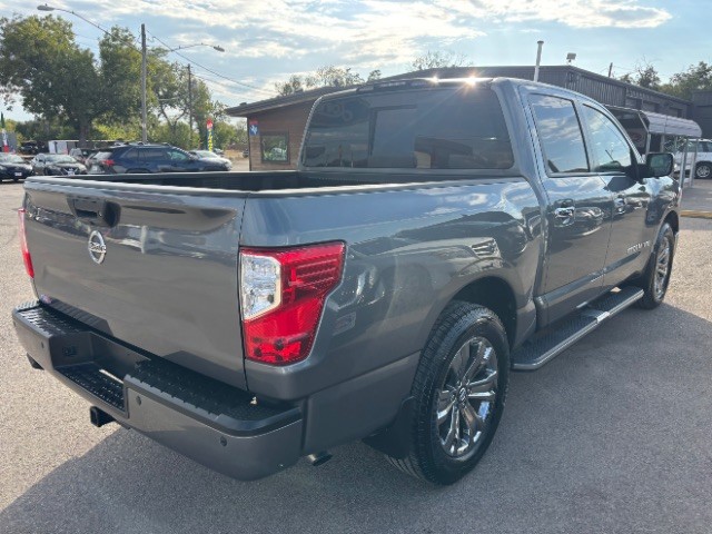 Nissan Titan Vehicle Full-screen Gallery Image 05