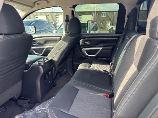 Nissan Titan Vehicle Full-screen Gallery Image 06