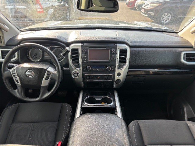 Nissan Titan Vehicle Full-screen Gallery Image 07