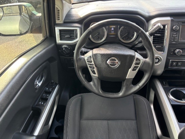 Nissan Titan Vehicle Full-screen Gallery Image 08
