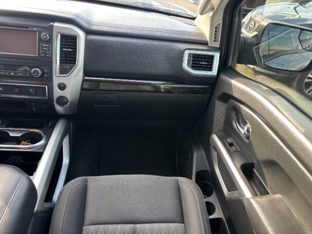 Nissan Titan Vehicle Full-screen Gallery Image 09