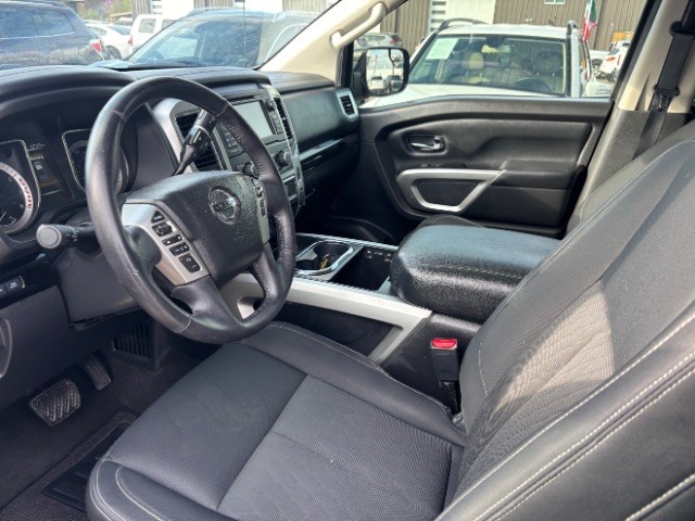 Nissan Titan Vehicle Full-screen Gallery Image 10