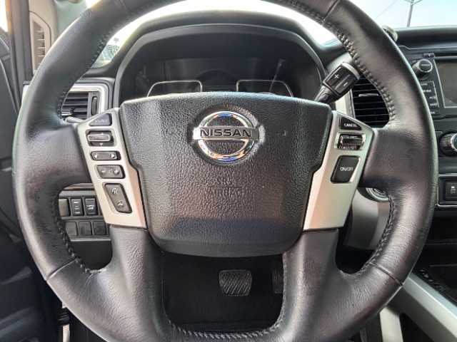 Nissan Titan Vehicle Full-screen Gallery Image 12