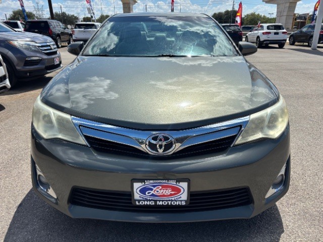 Toyota Camry Vehicle Full-screen Gallery Image 02
