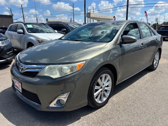 Toyota Camry Vehicle Full-screen Gallery Image 03