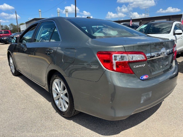 Toyota Camry Vehicle Full-screen Gallery Image 04