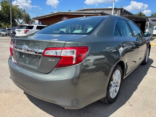 Toyota Camry Vehicle Full-screen Gallery Image 05