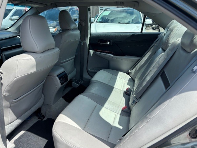 Toyota Camry Vehicle Full-screen Gallery Image 06