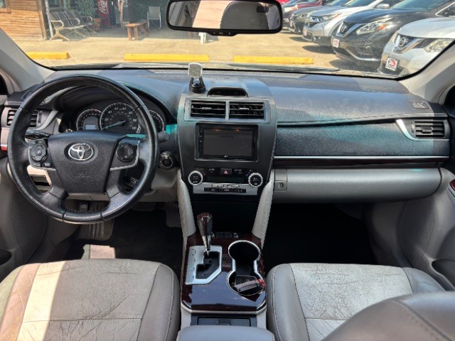 Toyota Camry Vehicle Full-screen Gallery Image 07