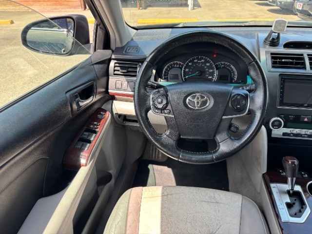 Toyota Camry Vehicle Full-screen Gallery Image 08