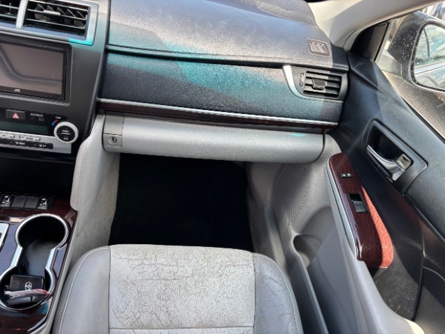 Toyota Camry Vehicle Full-screen Gallery Image 09