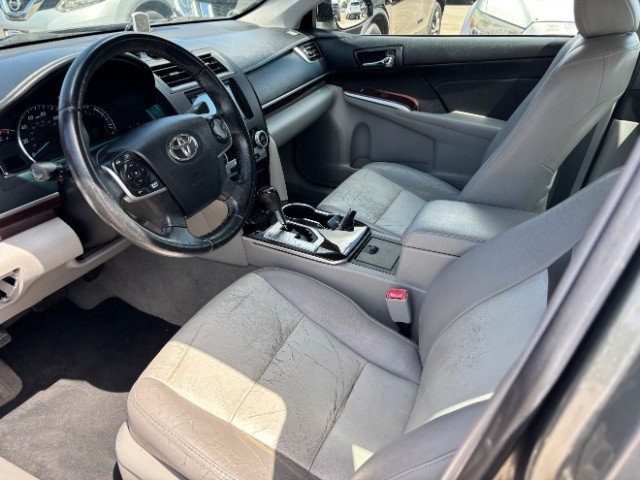 Toyota Camry Vehicle Full-screen Gallery Image 10