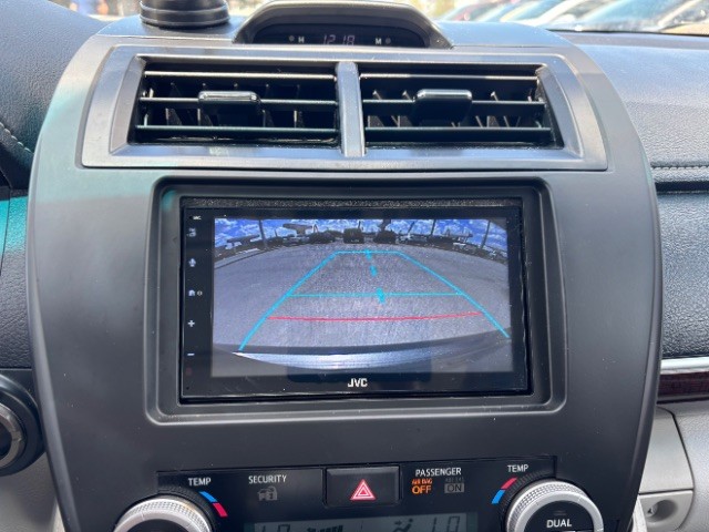 Toyota Camry Vehicle Full-screen Gallery Image 11