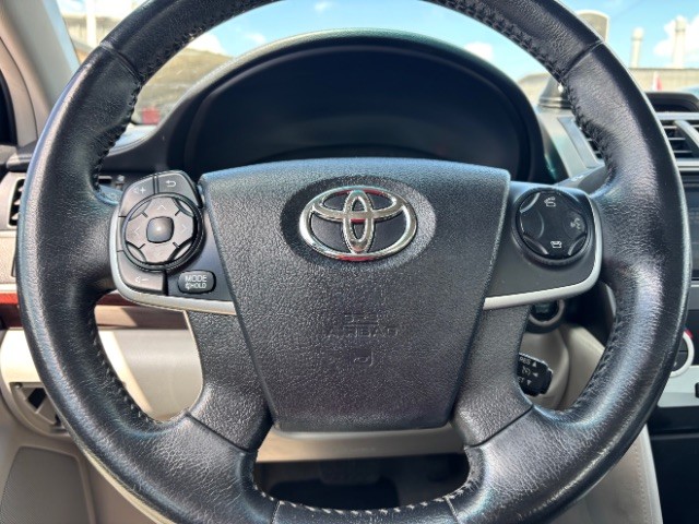 Toyota Camry Vehicle Full-screen Gallery Image 12