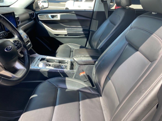 Ford Explorer Vehicle Full-screen Gallery Image 09
